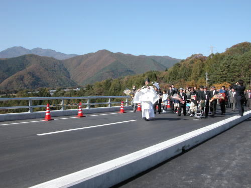みんなで渡れば楽しいな